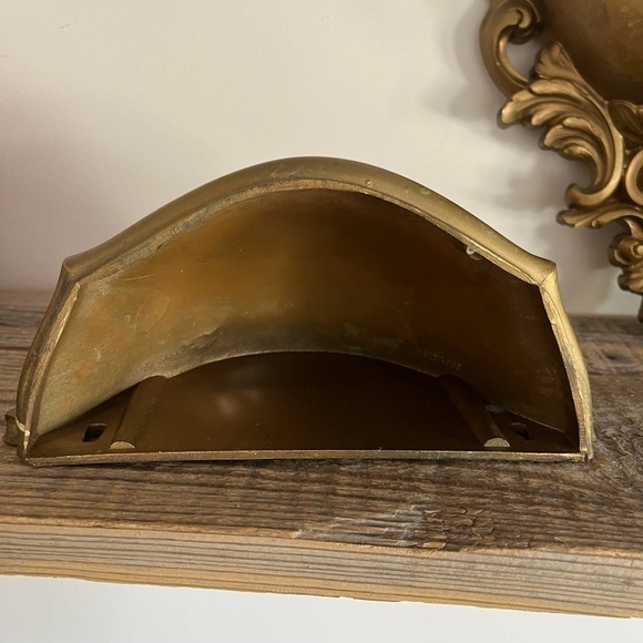 HomeCo ornate gold set of 2 wall pockets - Picture 5 of 7